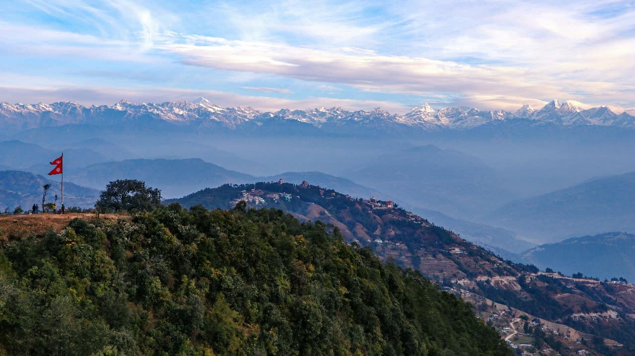 Clear view of the Himalayan mountains during autumn, the best season to visit Nepal from Dubai for trekking and sightseeing