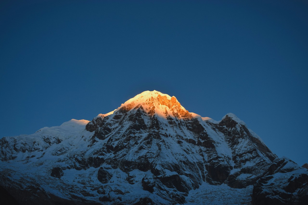 Panoramic view of Annapurna Base Camp Trek with clear skies during peak trekking season from Dubai travelers’ perspective